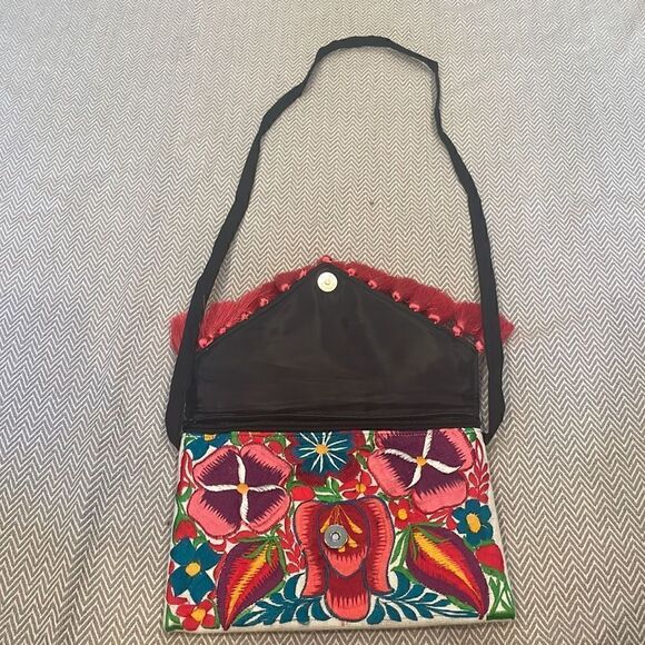 Embroidered HandMade Clutch Perfect for the Beach - Picture 4 of 5